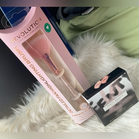 Fenty Beauty Other - FENTY BEAUTY HIGHLIGHTER